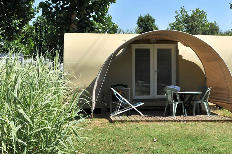 Tente bois et toile dans le parc du camping à Oléron