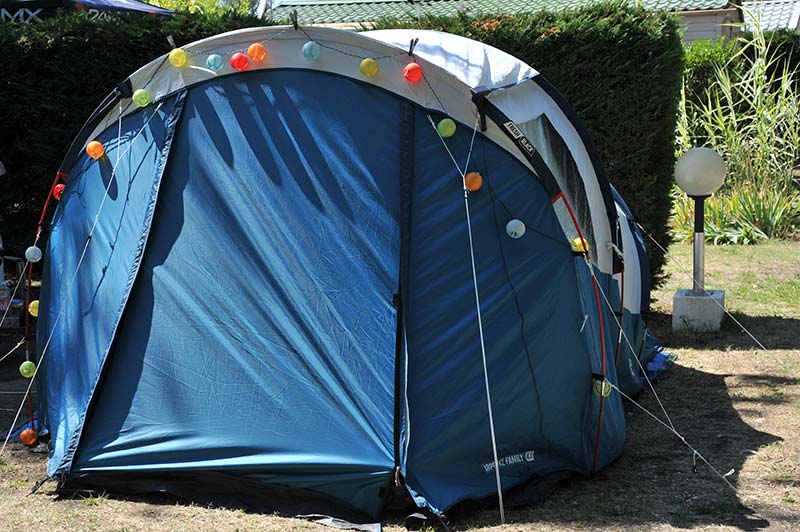 Tente bleue sur un emplacement de camping à Oléron