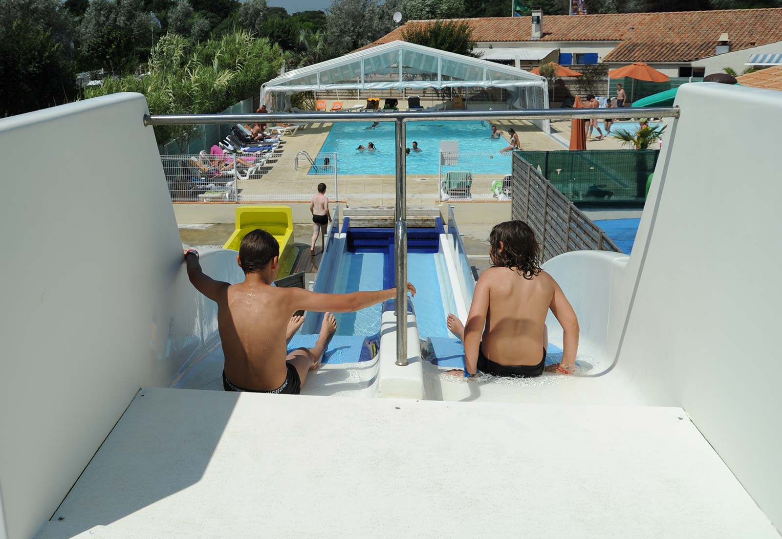 Children at the start of the water slide at the campsite in Oléron