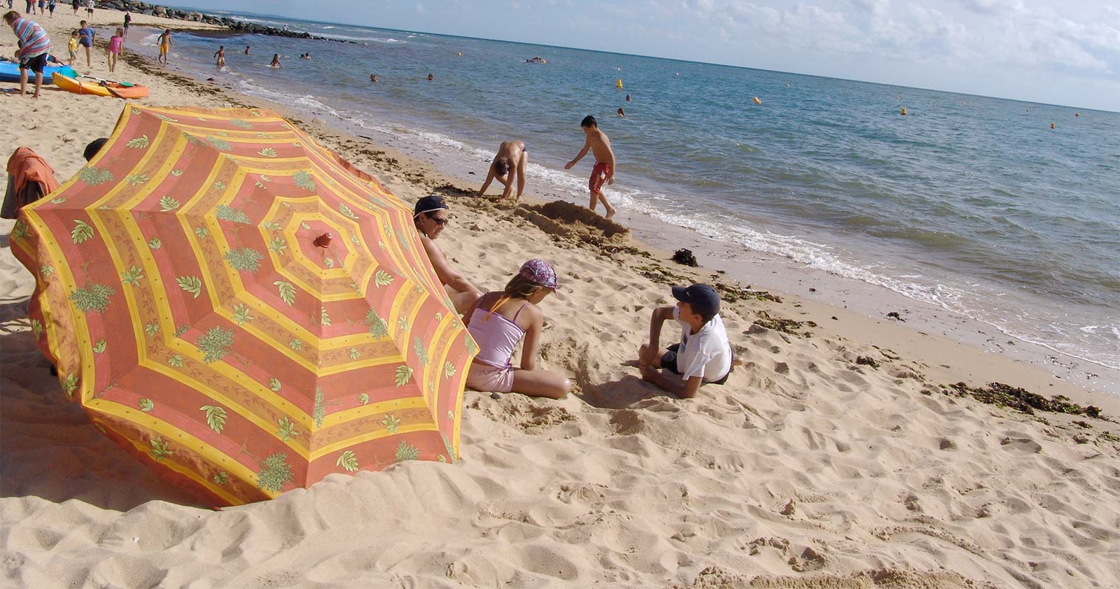 Parasol sur une plage de sable fin sur l'île d'Oléron