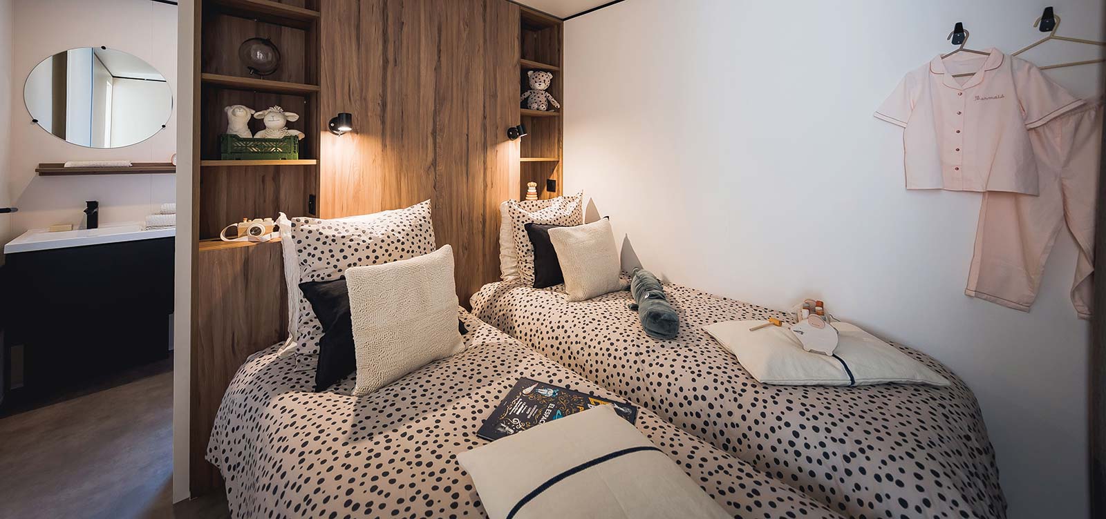 Chambre pour enfants avec deux lits simples dans un mobil-home à Oléron