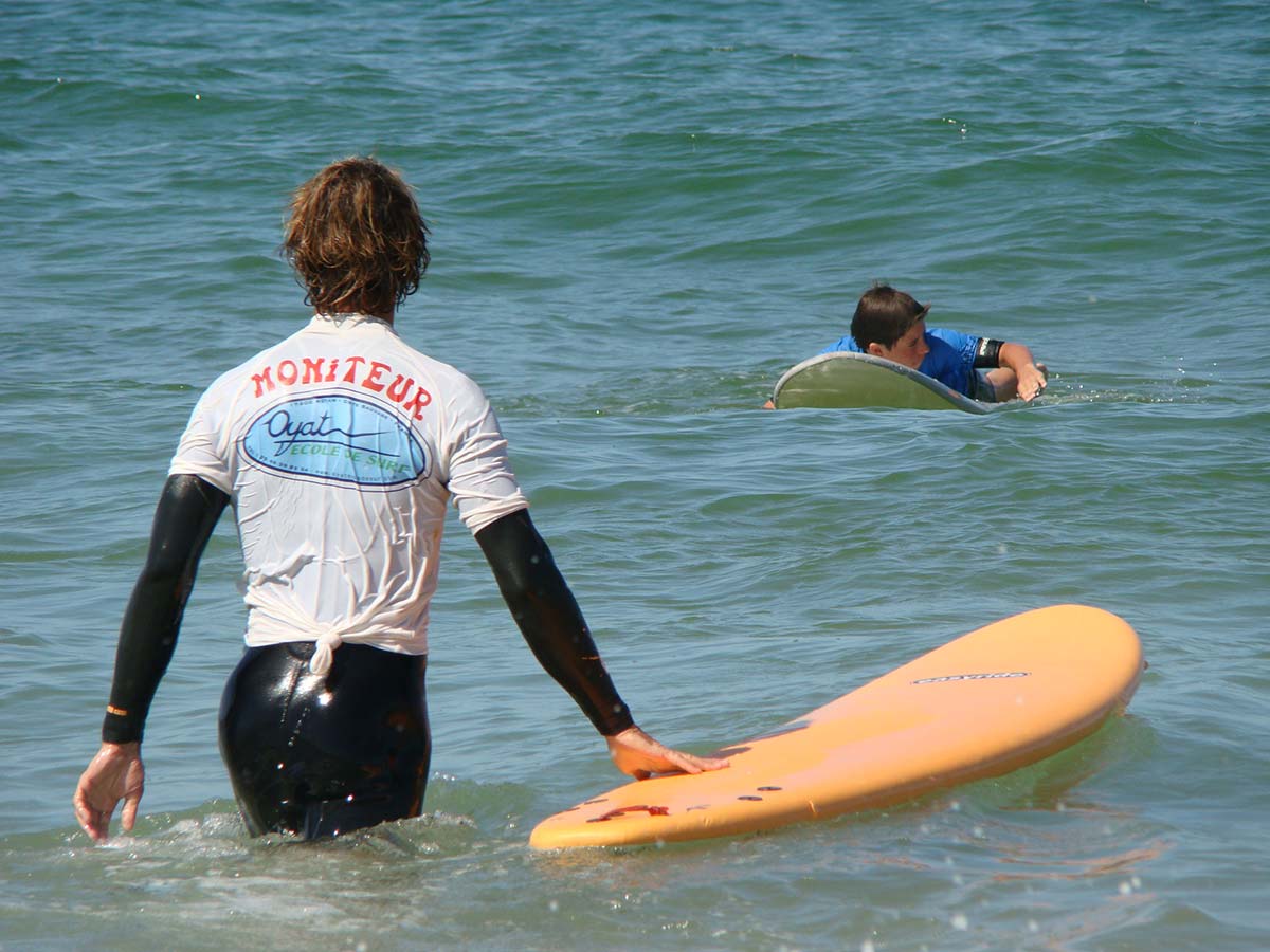Surf instructor with his student in Oléron