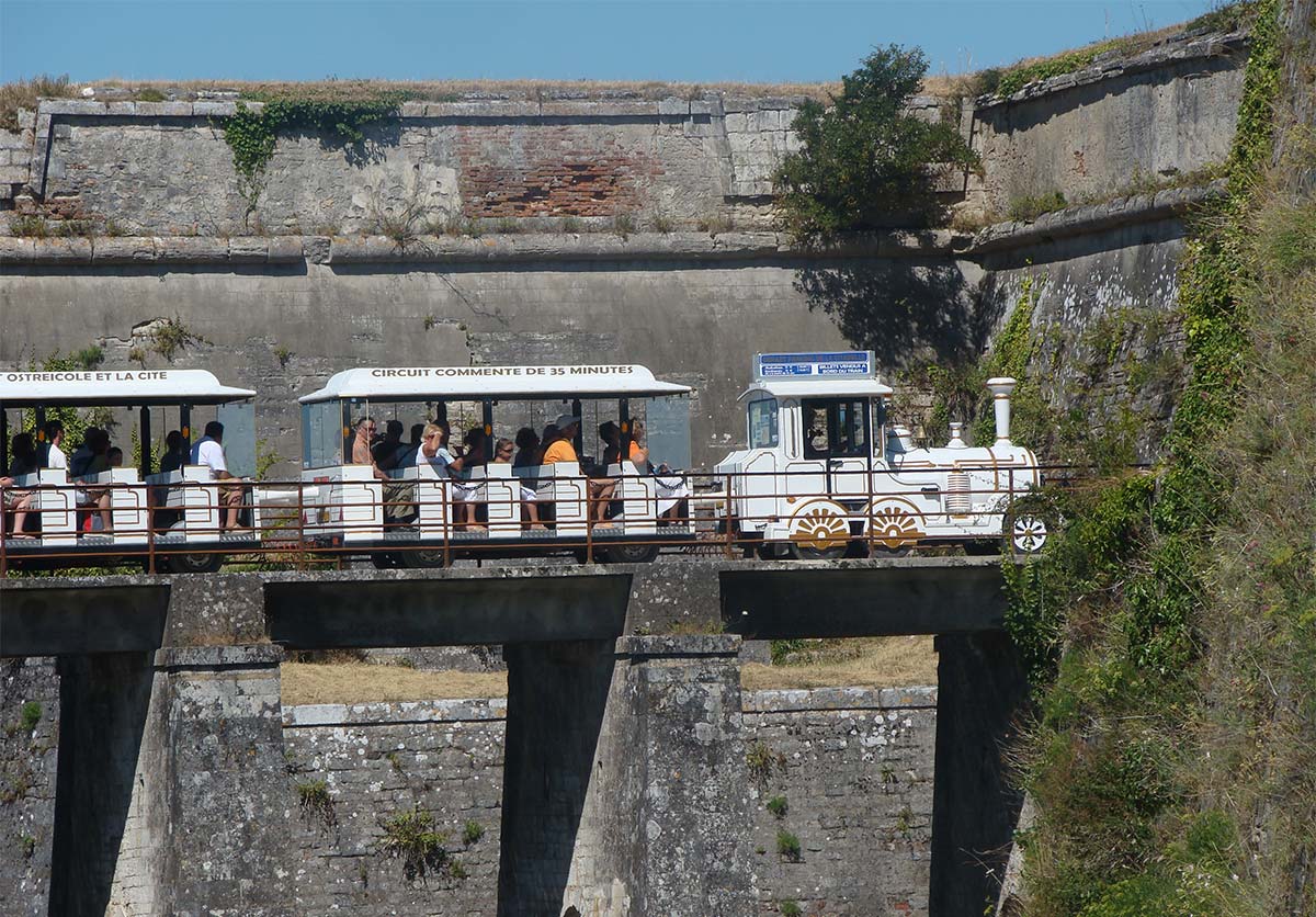 The little tourist train of the Château d’Oleron citadel
