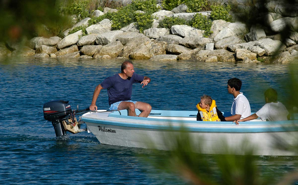 Barque de pêche à moteur sur l'île d'Oléron