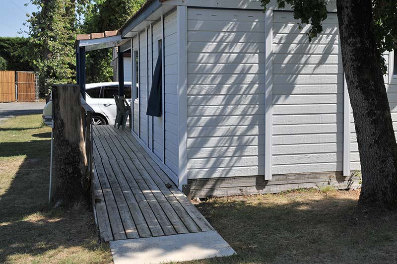 Access ramp to a mobile home adapted for the disabled at the campsite in Oléron