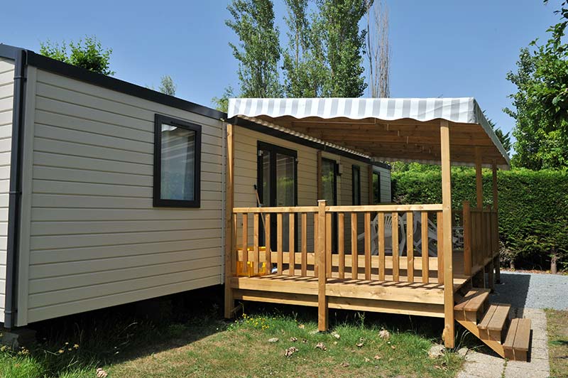 Terrace of a mobile home to rent at the campsite in Oléron