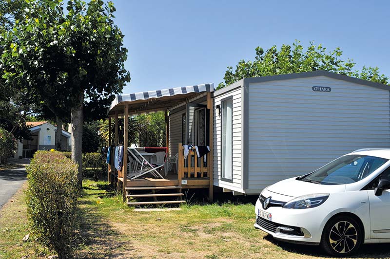 Voiture près d'un mobil-home à louer au camping à Oléron