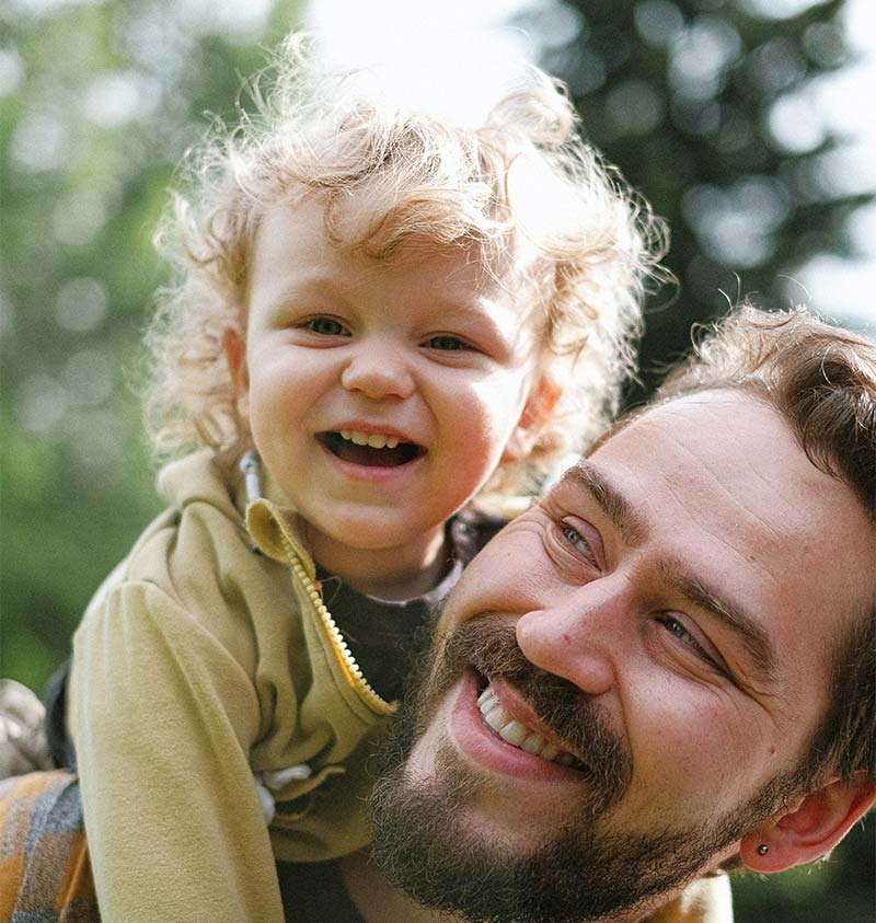 Petite fille et son père dans le parc du camping à Oléron