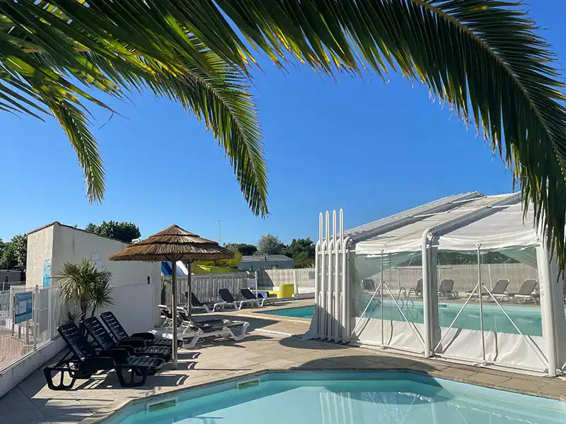 Espace aquatique piscine couverte toboggans camping Île Oléron