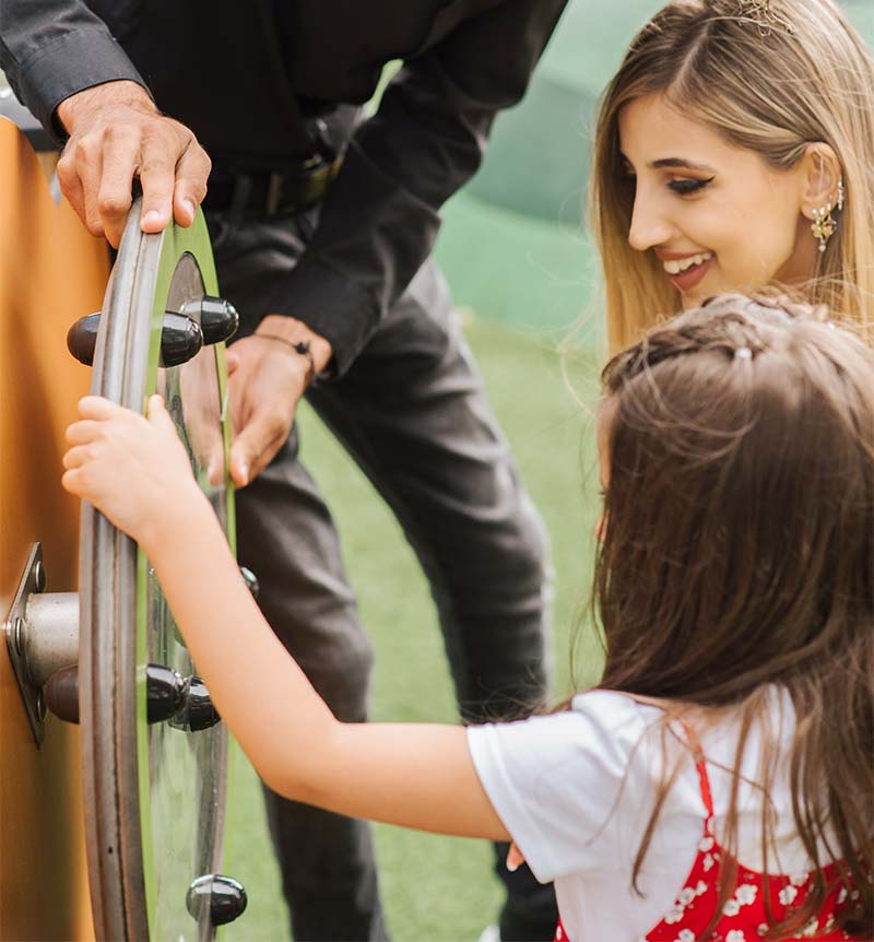 Mère et sa fille pendant une visite culturelle proche d'Oléron