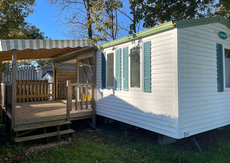 Mobile home with terrace in the campsite park in Oléron