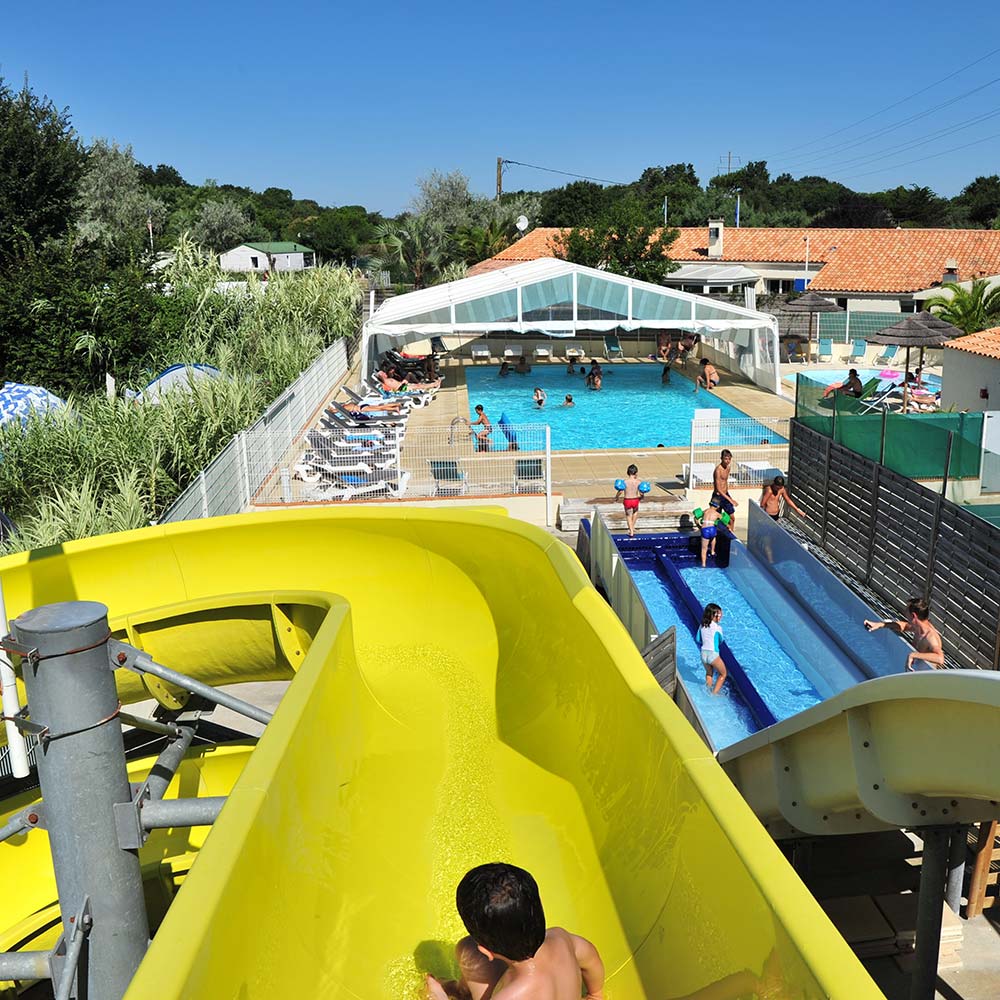 Vue du haut du toboggans aquatique du camping à Oléron