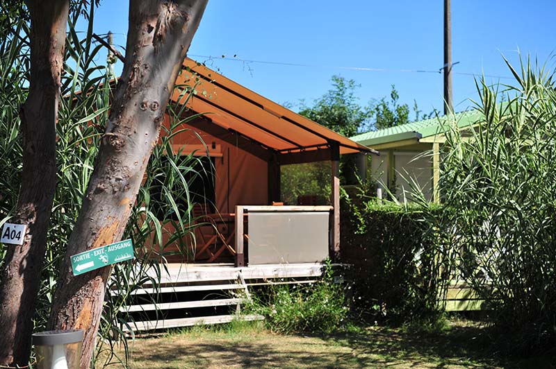 Terrasse d'un chalet à louer au camping à Oléron