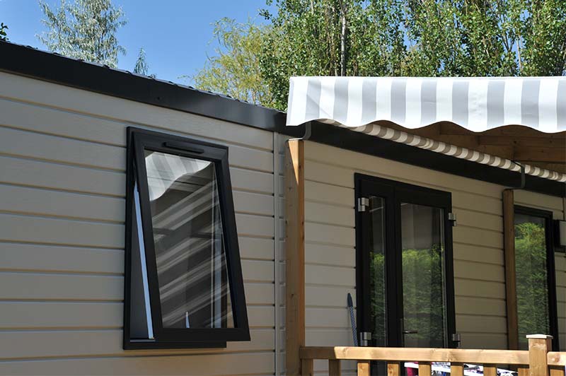 Mobile home with terrace for rent at the campsite in Oléron