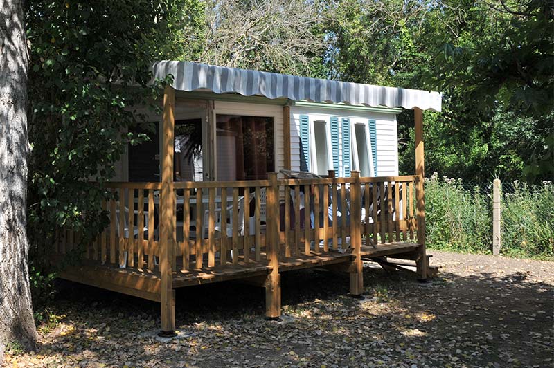 Terrasse de mobil-home dans le parc du camping à Oléron