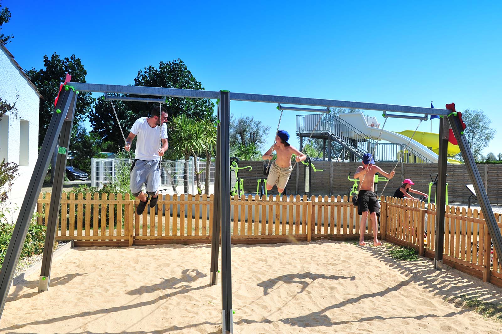 Balançoire sur l'aire de jeux pour enfants du camping à Oléron