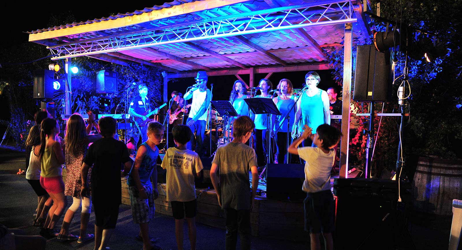 Campeurs et groupe de musique pendant un soirée animée au camping à Oléron