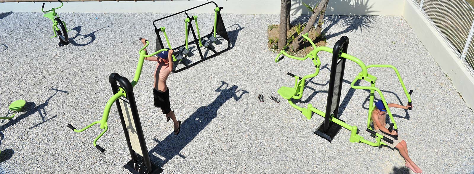 Outdoor fitness and bodybuilding equipment at the campsite in Oléron