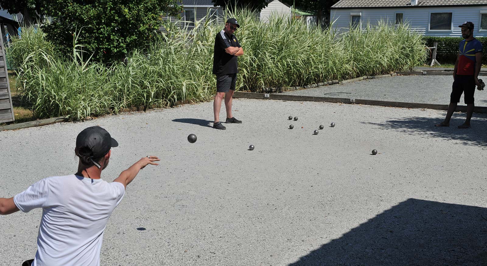 Joeurs de pétanque sur le boulodrome du camping à Oléron