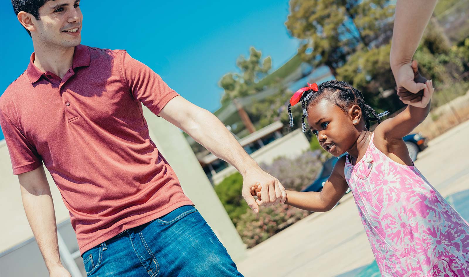 Petite fille avec son oncle dans le parc du camping à Oléron