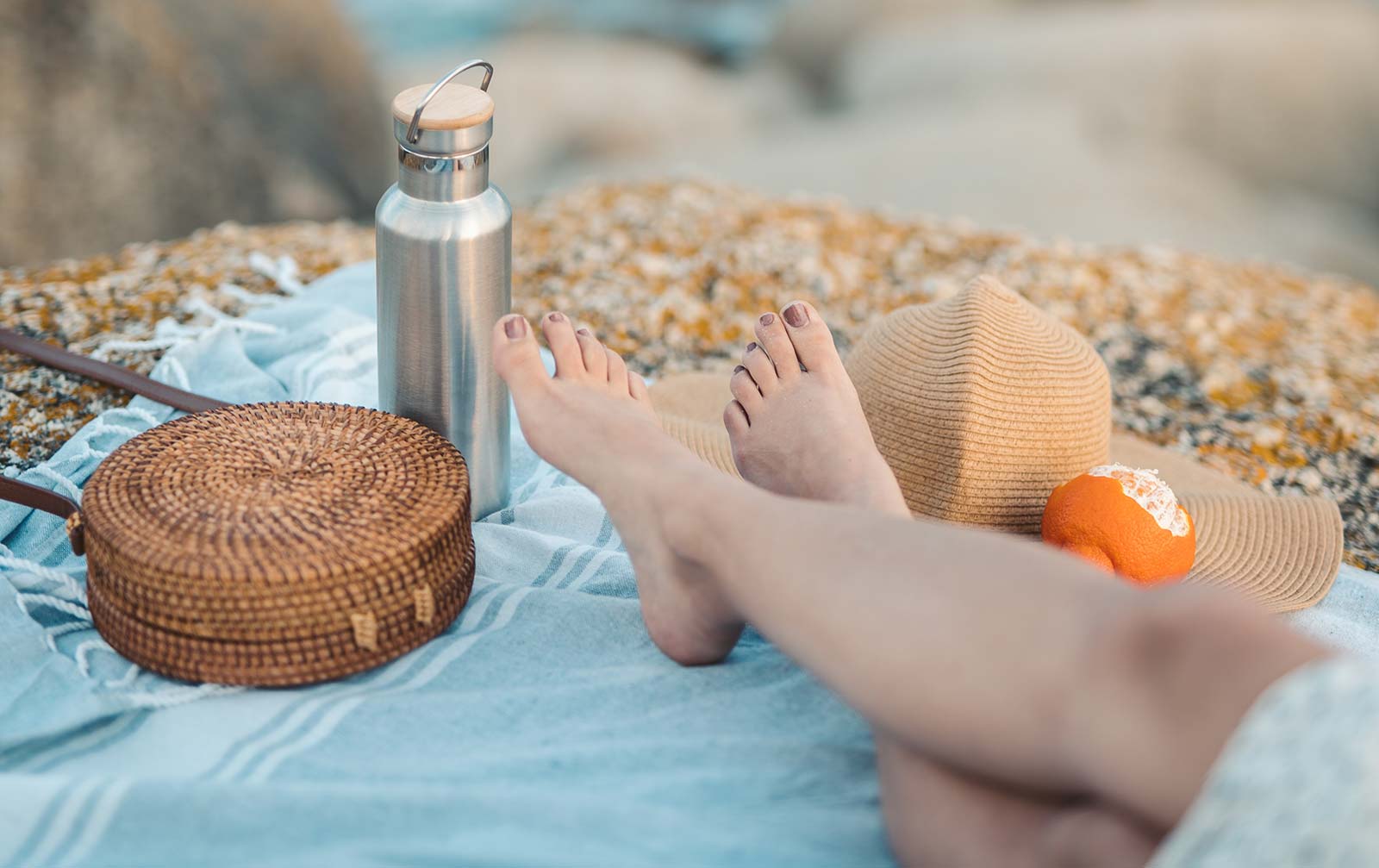 Jambes d'une jeune femme sur le sable d'une plage à Oléron