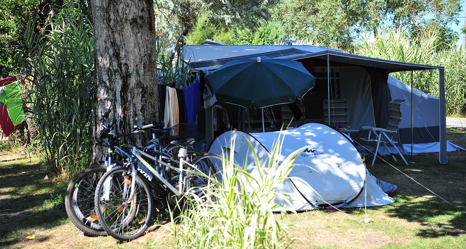 Caravane et sa terrasse sur un emplacement de camping à Oléron