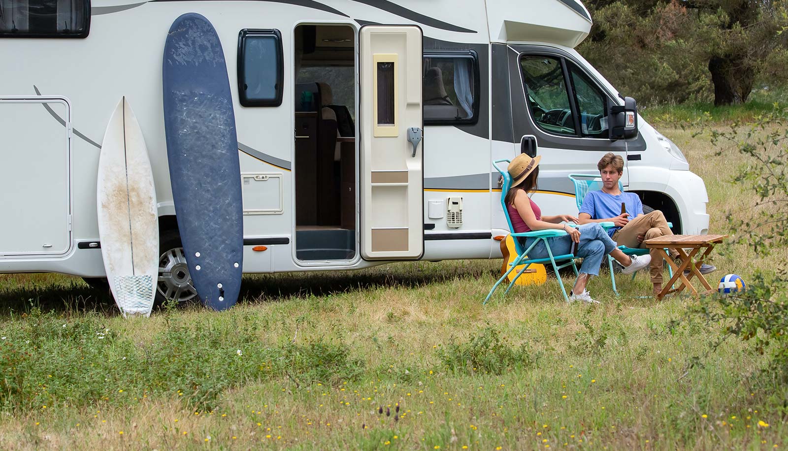 Camping-car de surfeurs sur un emplacement de camping à Oléron