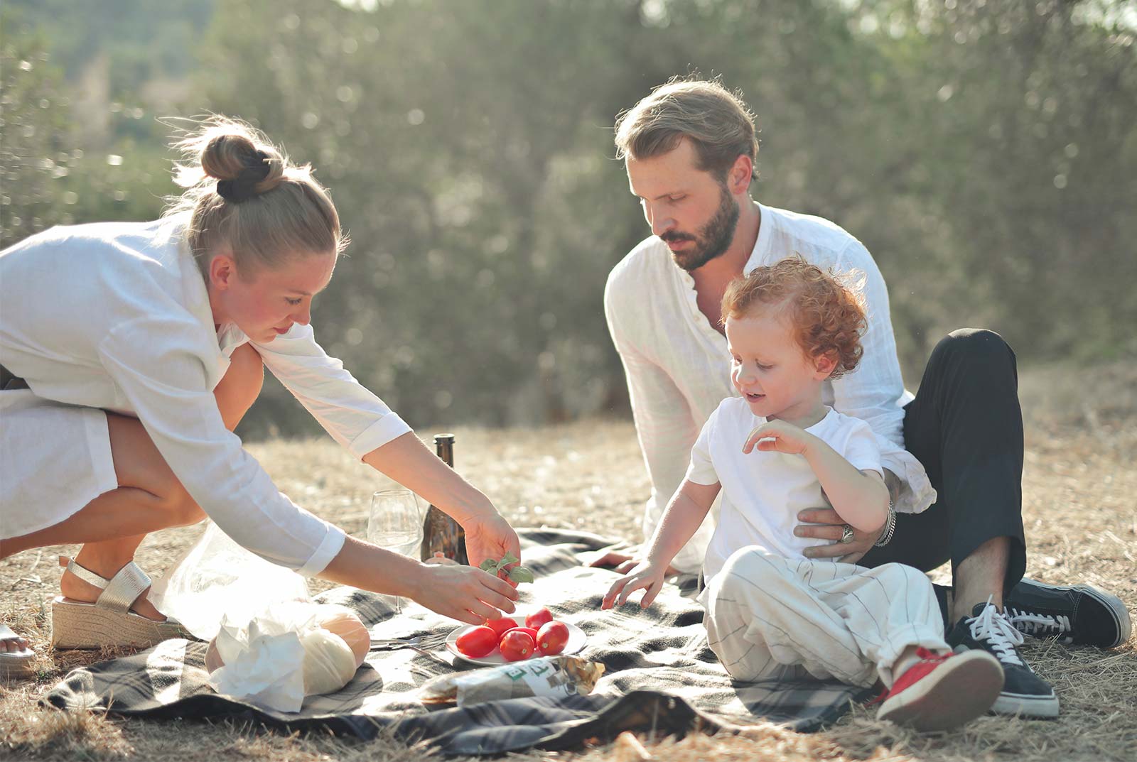 Parents et enfant sur un emplacement de camping à Oléron