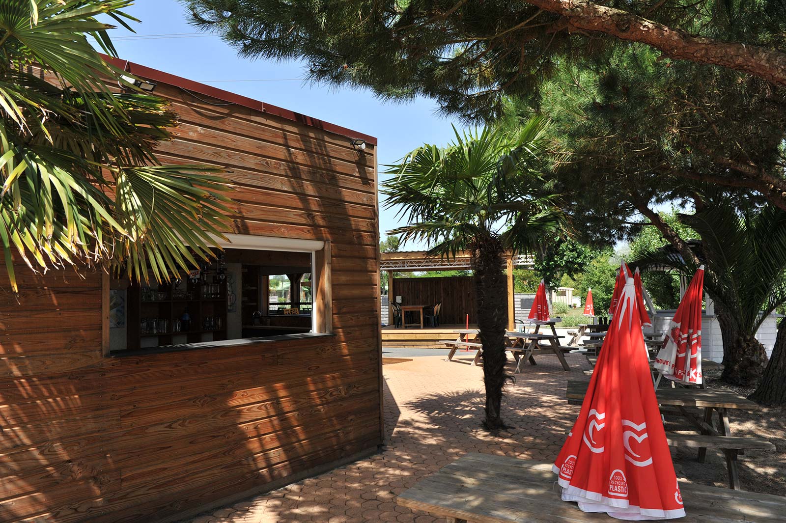 Restaurant terrace under the trees of the campsite in Oléron