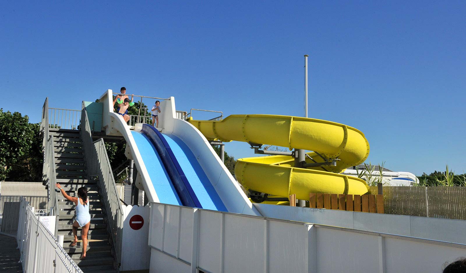 Vue aérienne de l'espace aquatique du camping proche des plages à Oléron