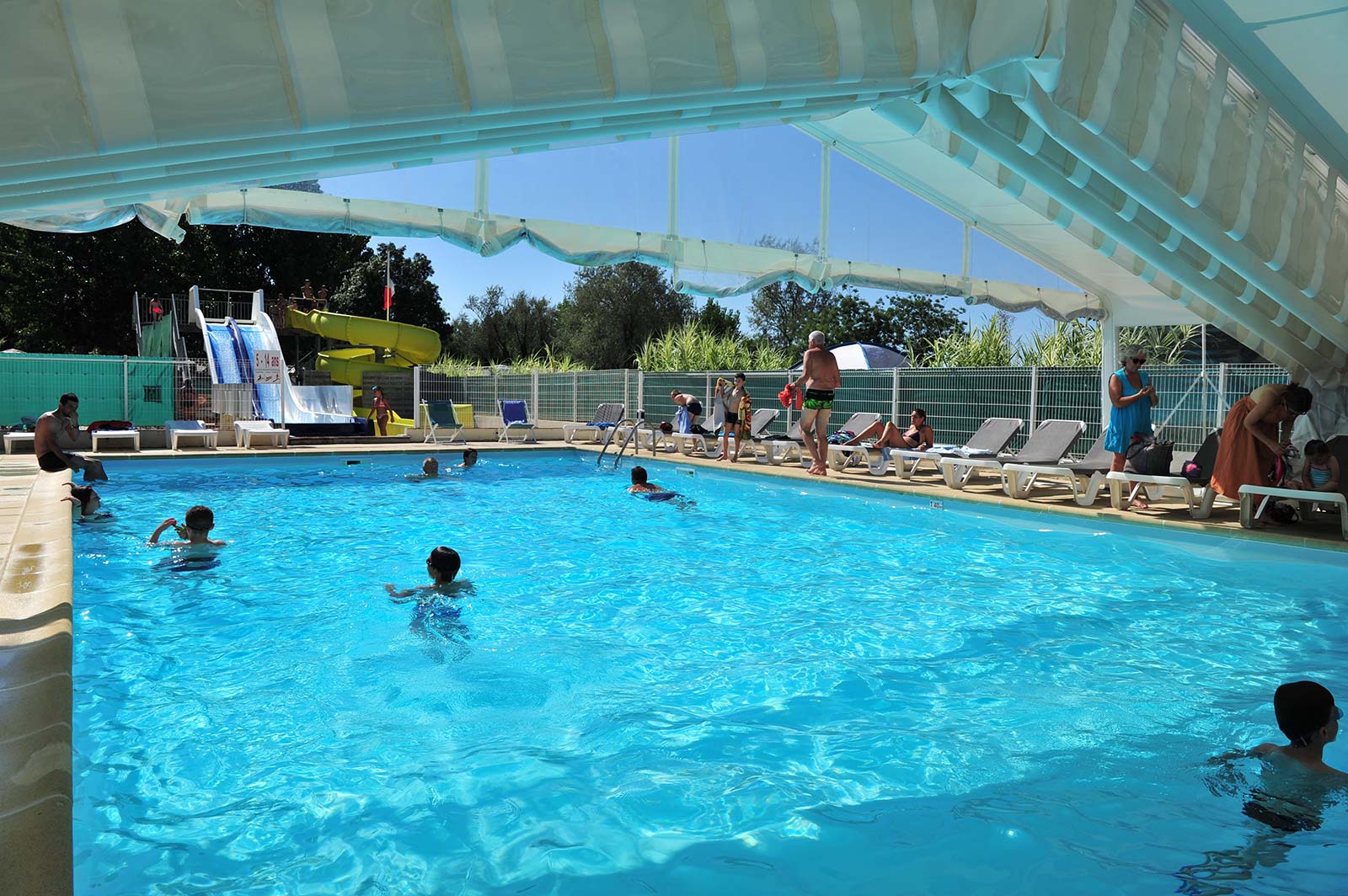 Indoor heated swimming pool in the indoor aquatic area of the campsite in Oléron