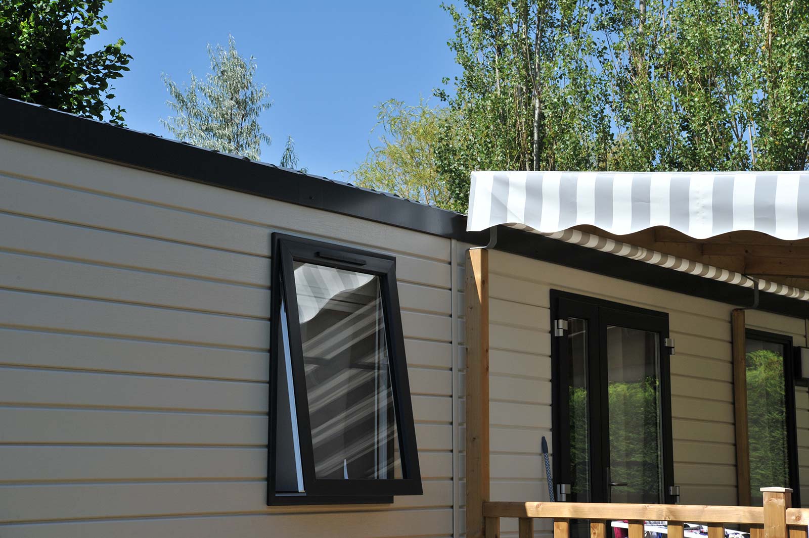 Mobile home for rent in the campsite park in Oléron