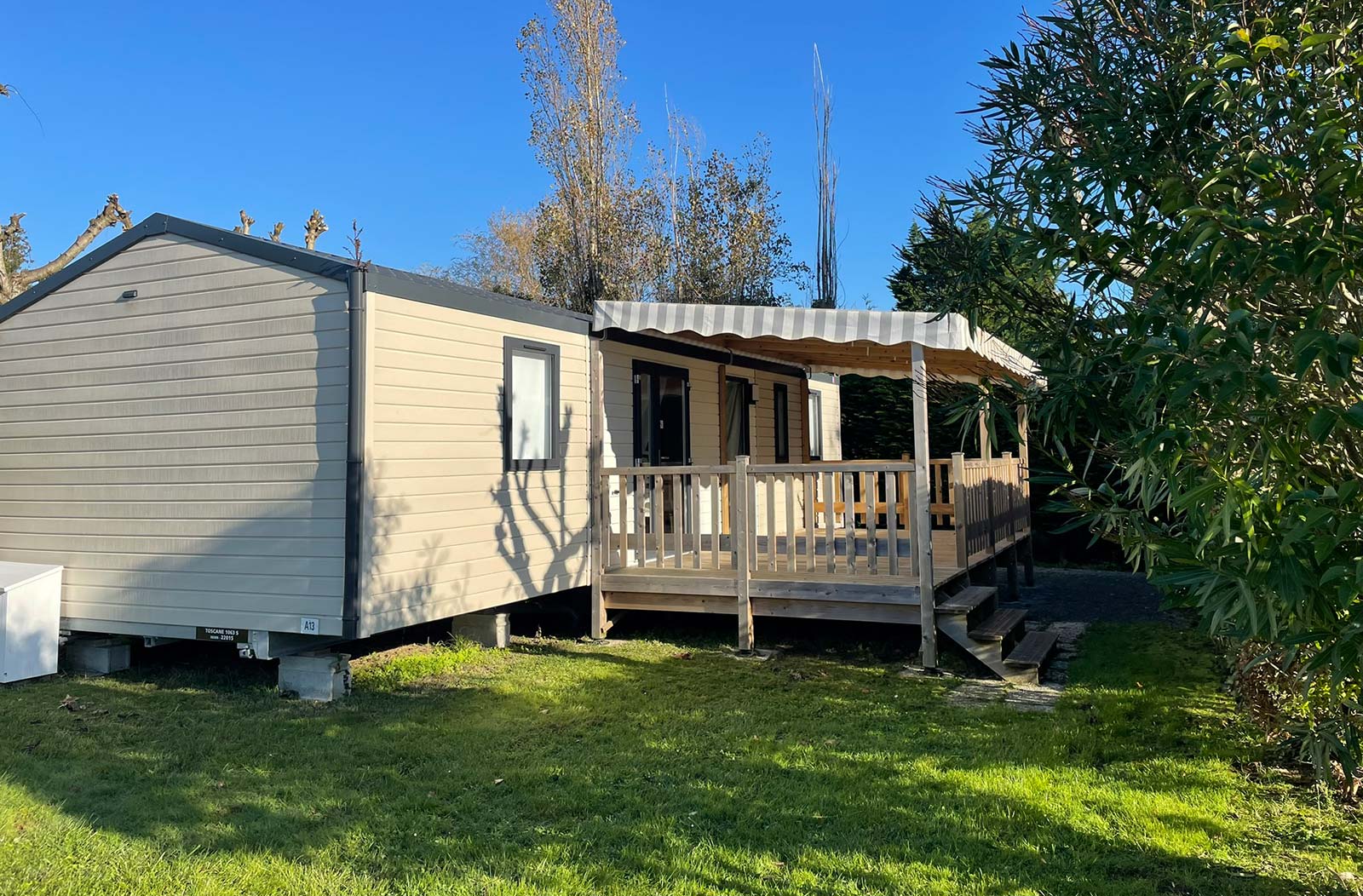 Mobil-home avec terrasse à louer au camping à Oléron