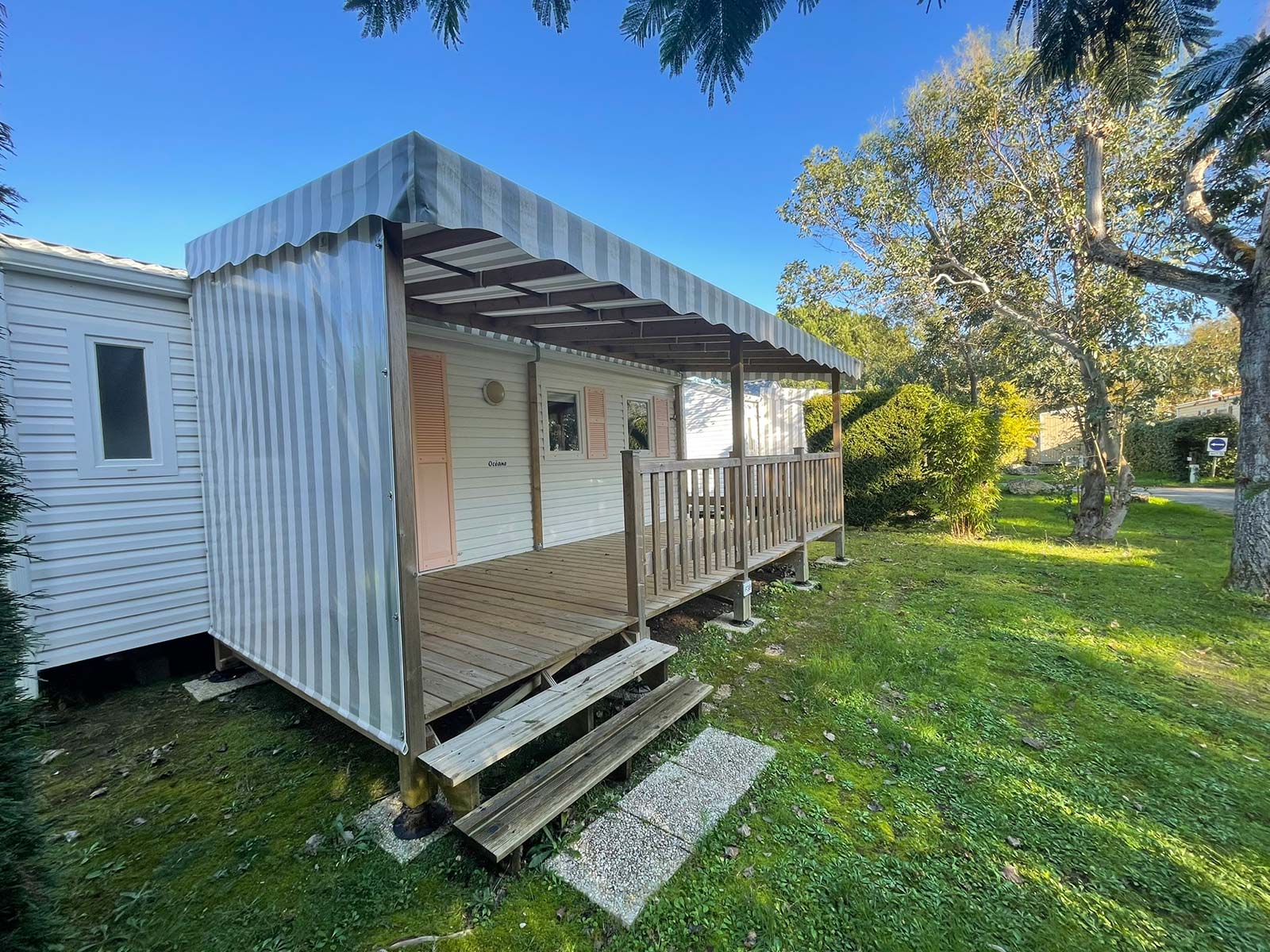 Mobile home with terrace for rent at the campsite in Oléron