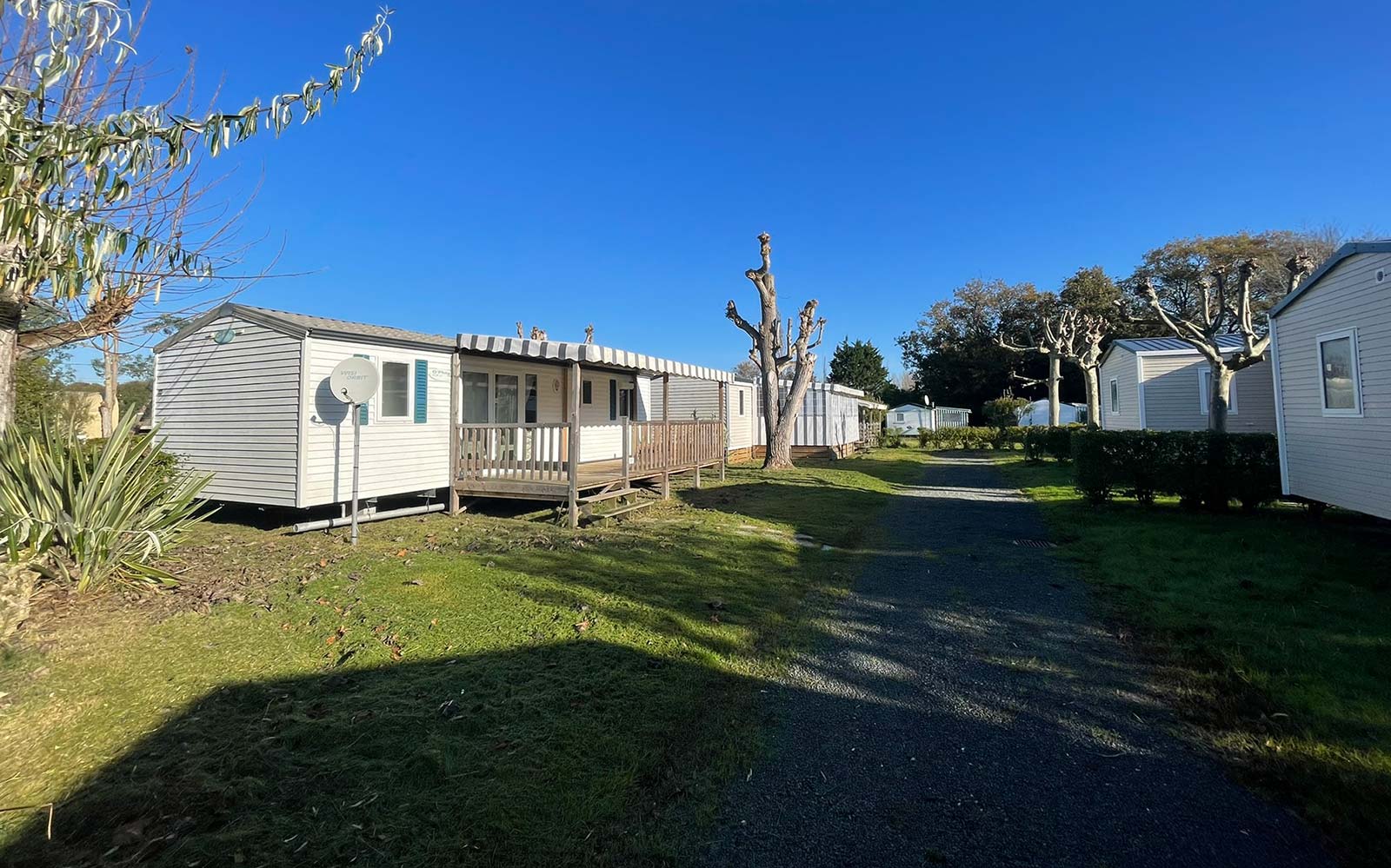 Famille déjeunant dans un mobil-home en location à Oléron