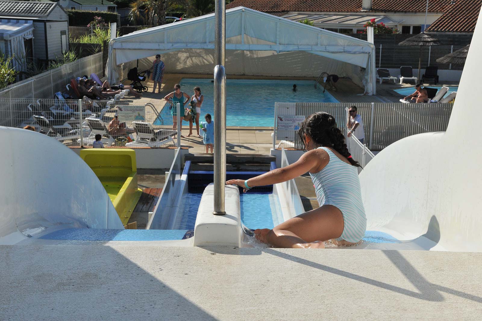 Enfants au départ du toboggan aquatique du camping à Oléron