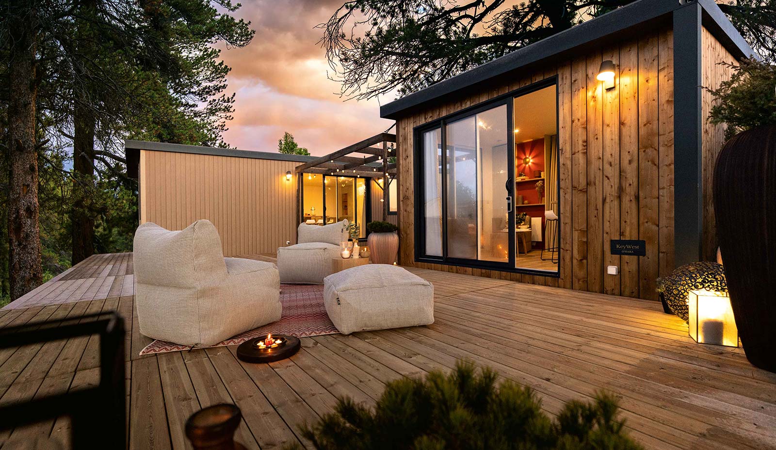 Salon extérieur en terrasse d'un mobil-home en soirée à Oléron