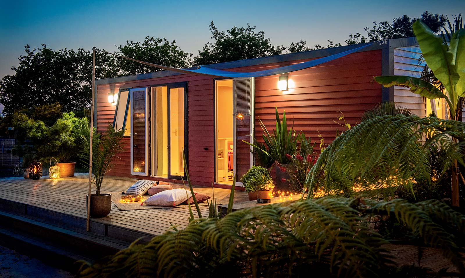 Vue nocturne d'un mobil-home dans le parc du camping à Oléron