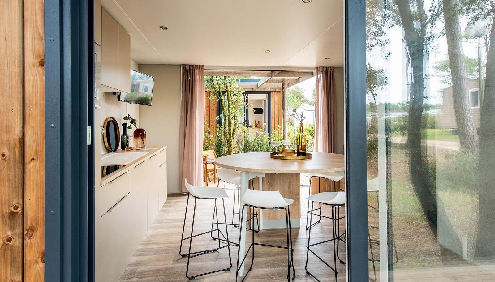 Kitchen lounge area in a mobile home in Oléron