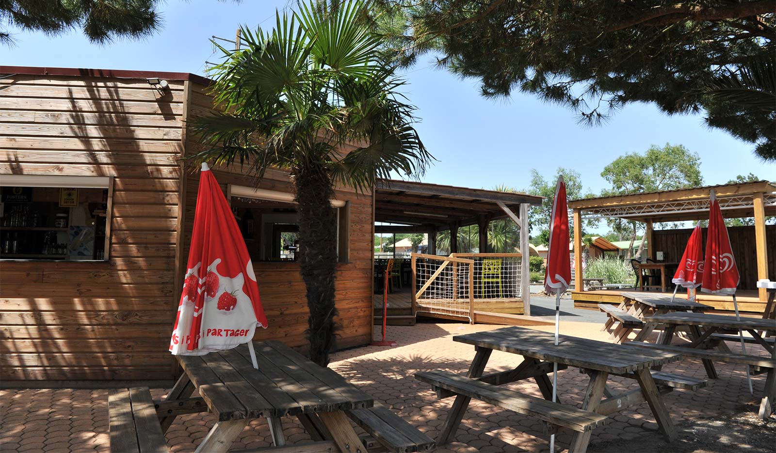 Restaurant terrace under the trees of the campsite in Oléron