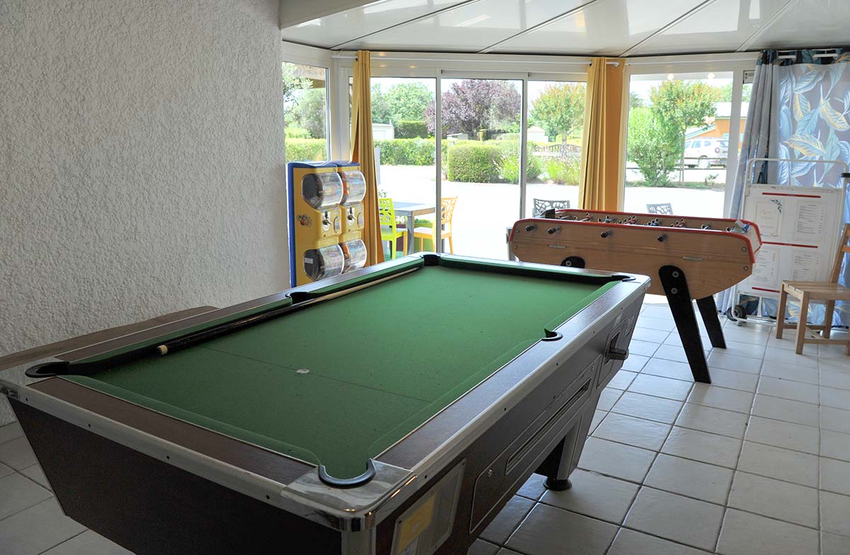 Billard et baby-foot dans la salle de jeux du camping à Oléron