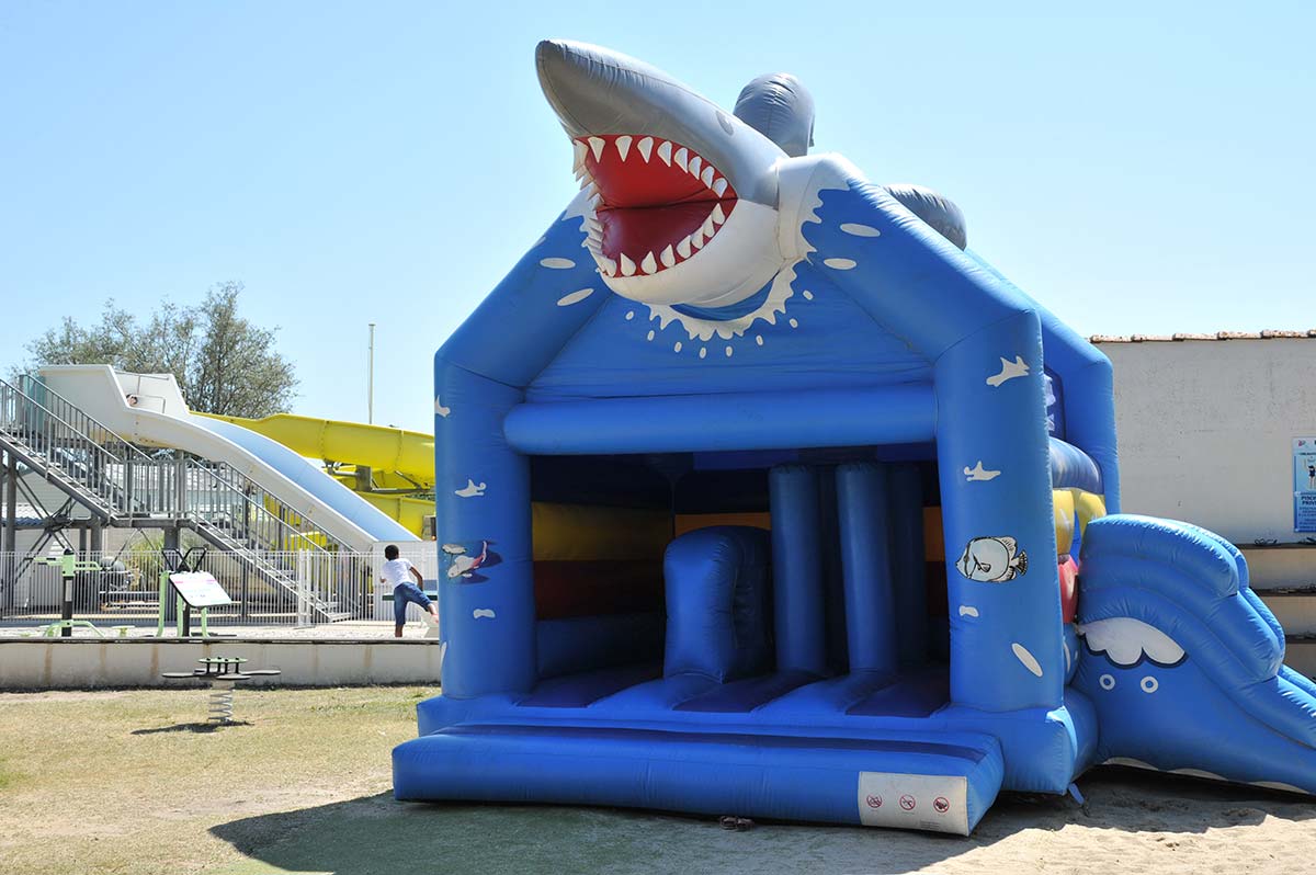 Jeu gonflable requin sur l'aire de jeux du camping à Oléron