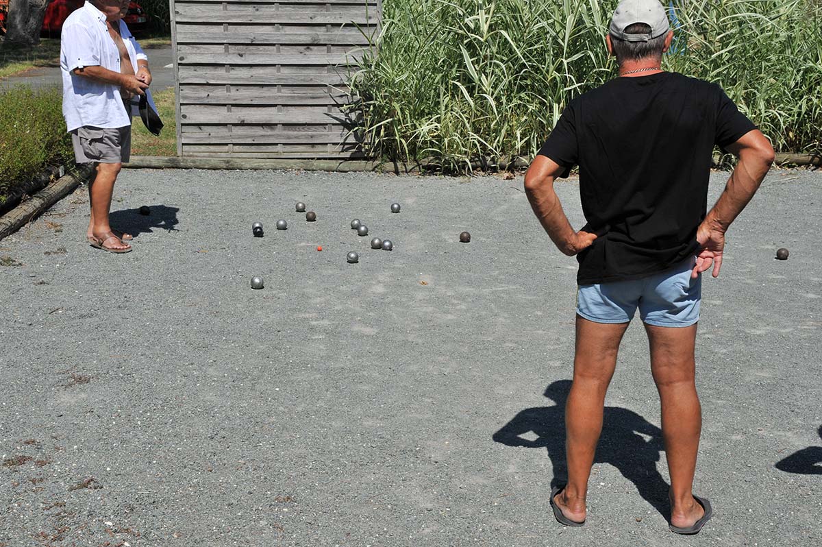 Campeurs jouant à la pétanque sur le boulodrome du camping à Oléron