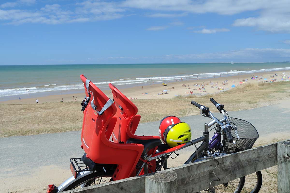 Bike placed by the sea in Oléron