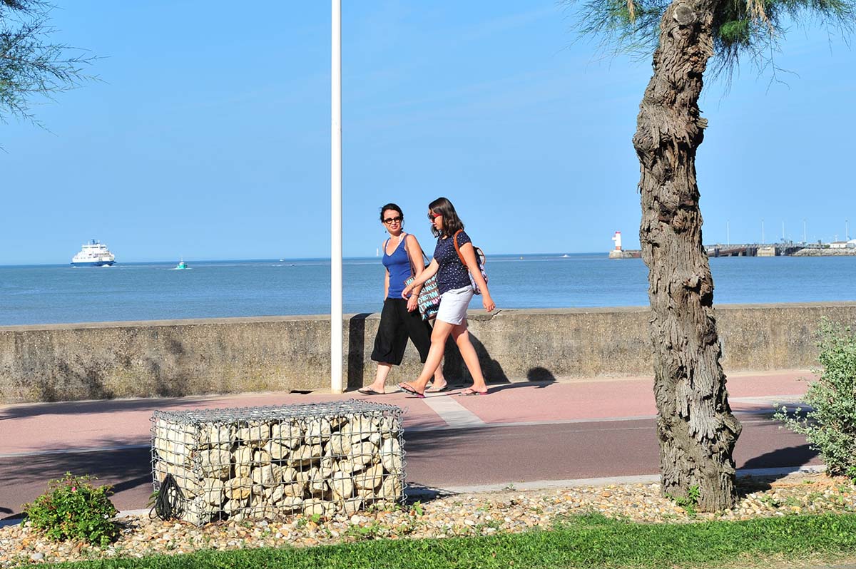 Campeuses en promenade au bord de mer à Oléron