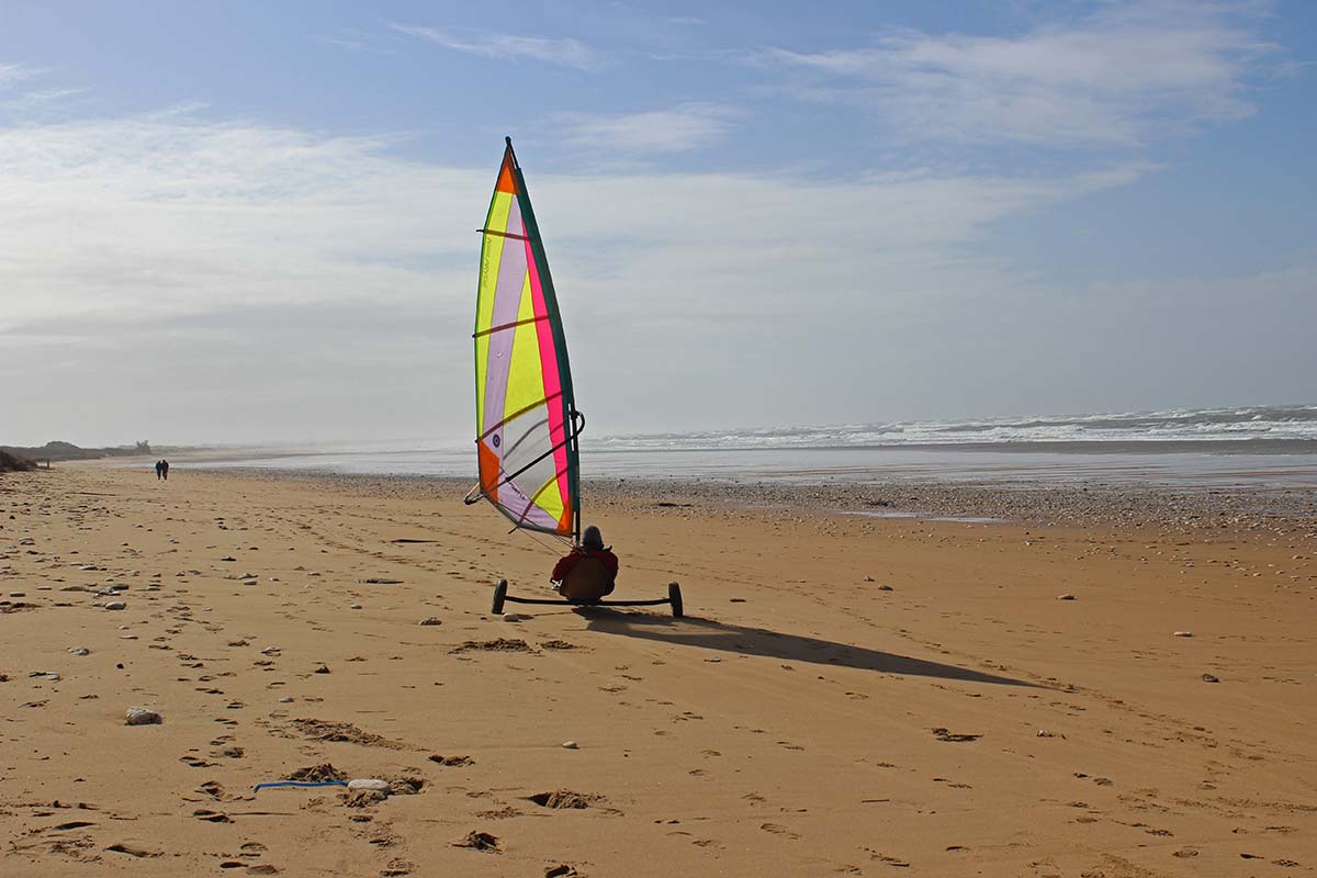 Char à voile sur une plage de Charente Maritime