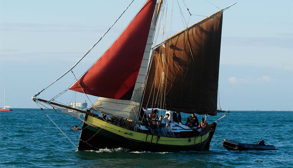 Sailboat with old rigging in Boyardville