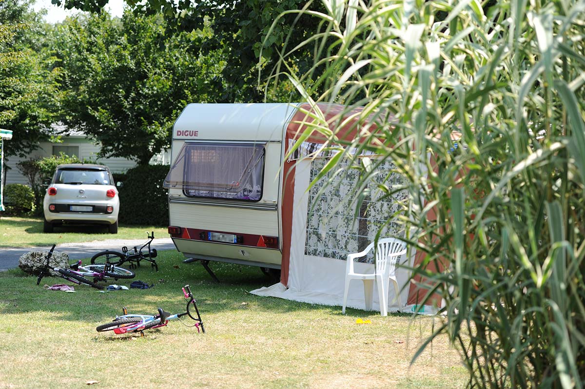 Caravan pitch with bike and parking at the campsite in Oléron