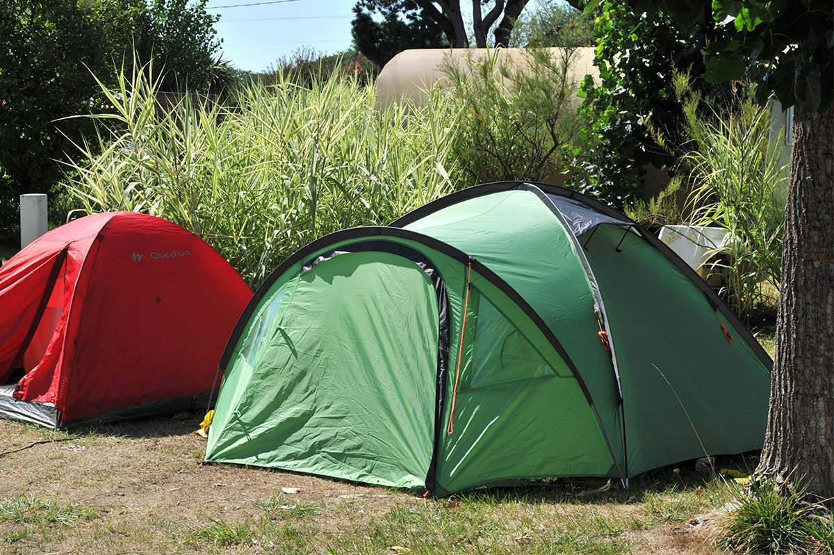 Tentes sur des emplacements de camping à Oléron