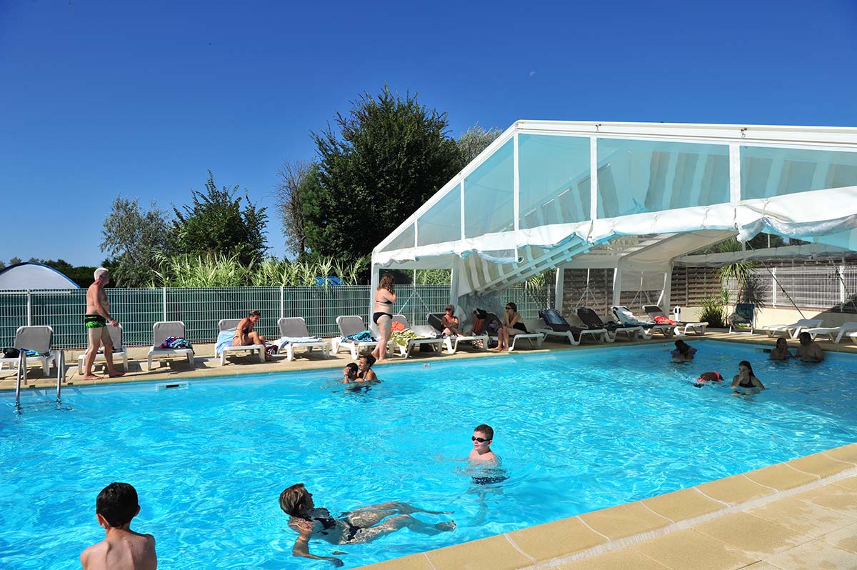 Bassin de la piscine couverte du camping à Oléron